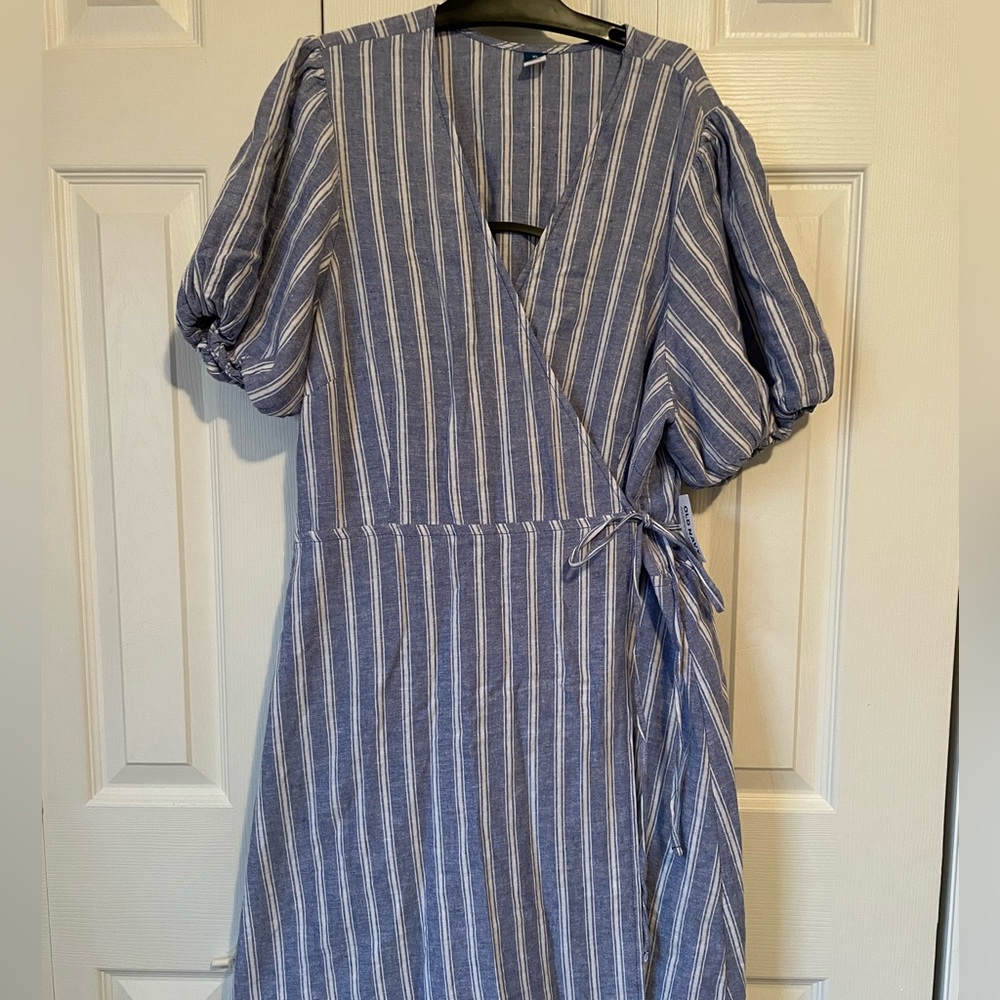 Women’s Old Navy Wrap Dress Puffy Sleeve. Blue & white. Size XL Brand new